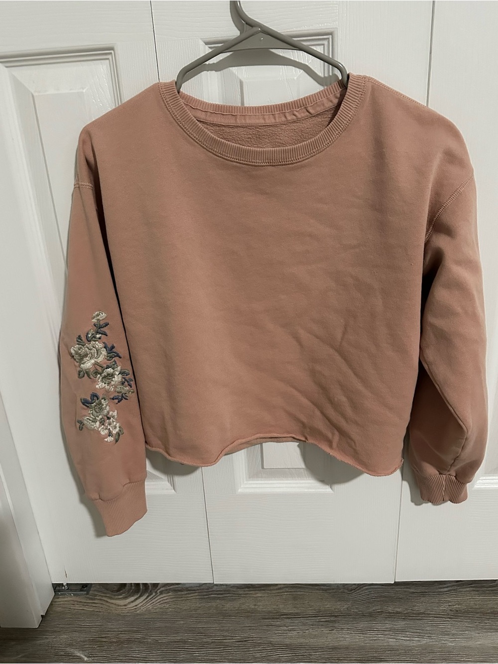 Abercrombie & Fitch Rose Cropped Sweatshirt with Embroidered Sleeve
